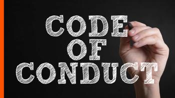 En hand som skriver Code of Conduct på en glasruta